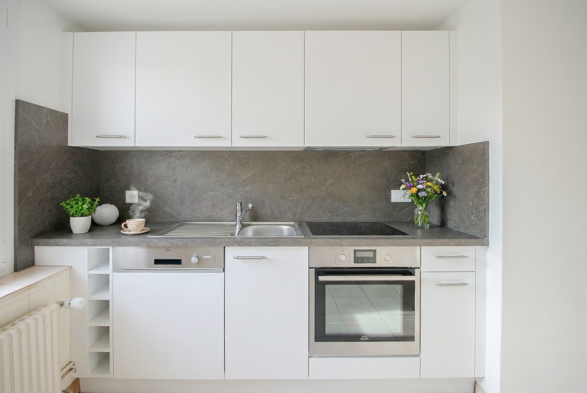Moderne Einbauküche in Weiß und Grau