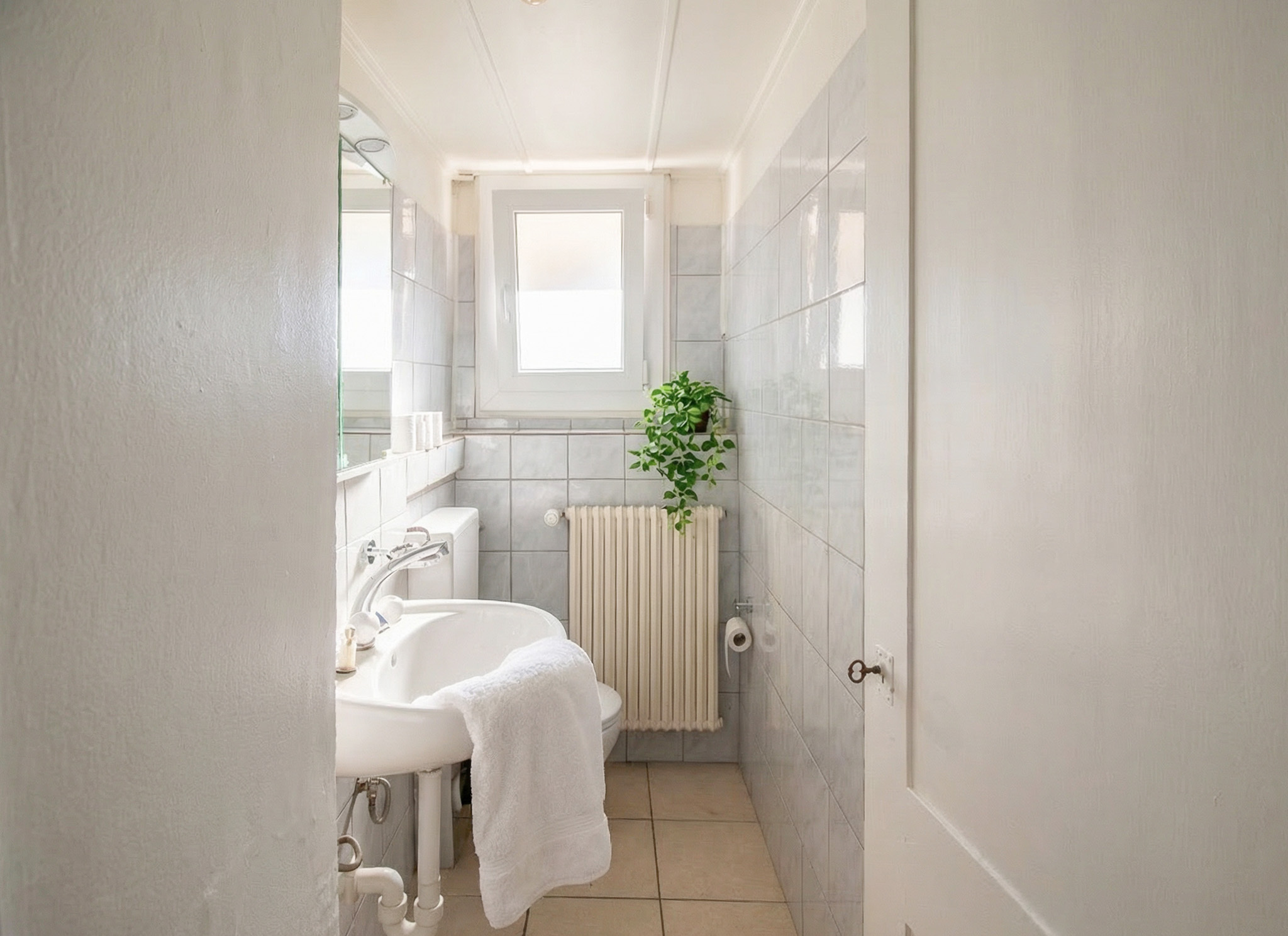 Schmales Badezimmer mit Fenster