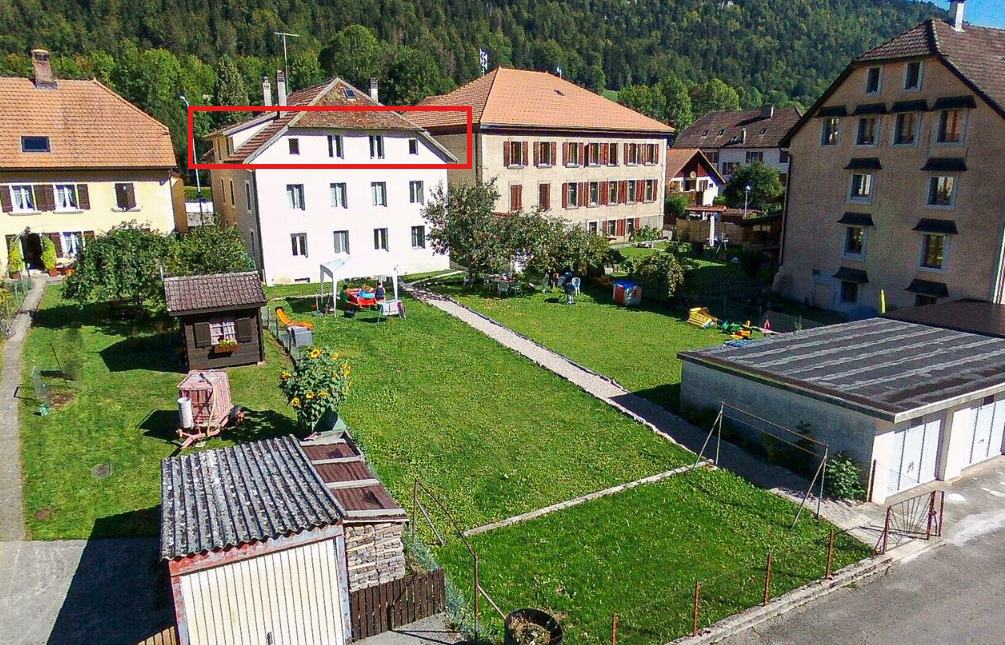 Wohnanlage mit Innenhof und umliegenden Mehrfamilienhäusern