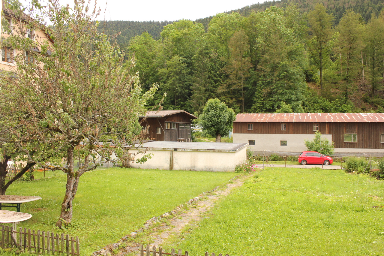 Ländliche Garten- und Hofansicht mit Gebäuden