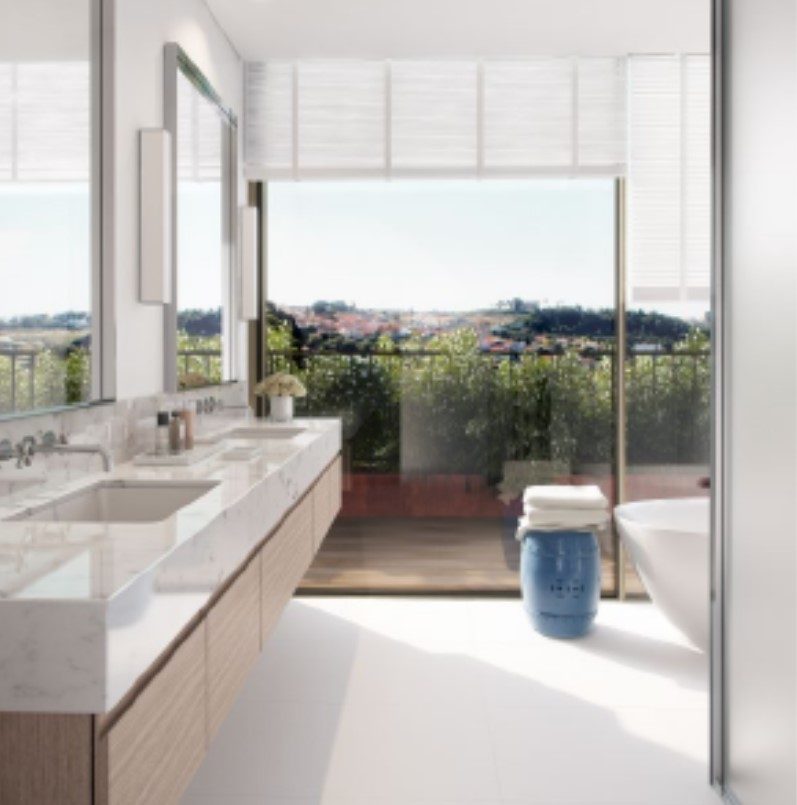 Modernes Badezimmer mit Ausblick auf die Terrasse