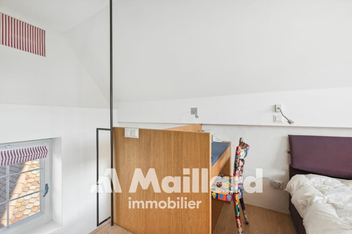 Dachzimmer mit Bett und Kinderbereich
