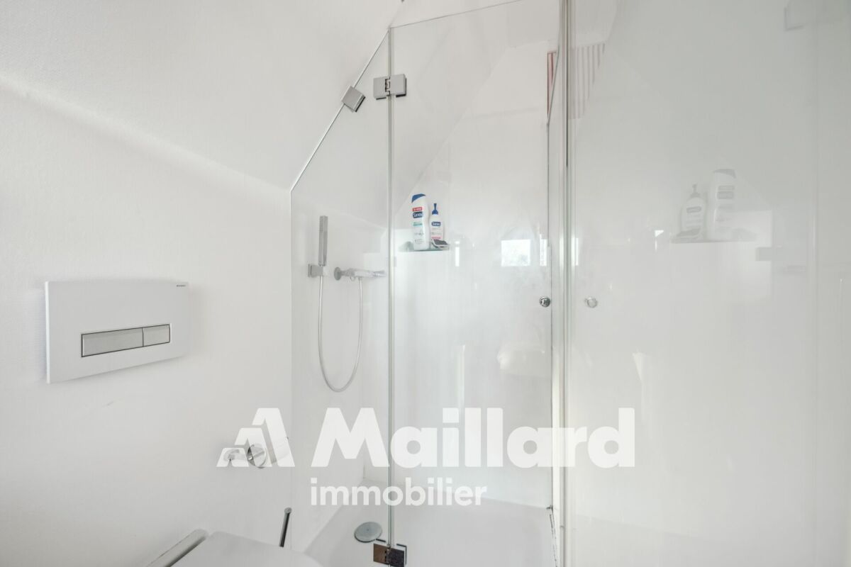 Badezimmer mit Glasdusche