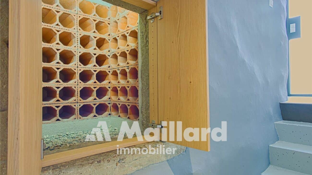 Weinkeller mit Naturstein und Holzverkleidung