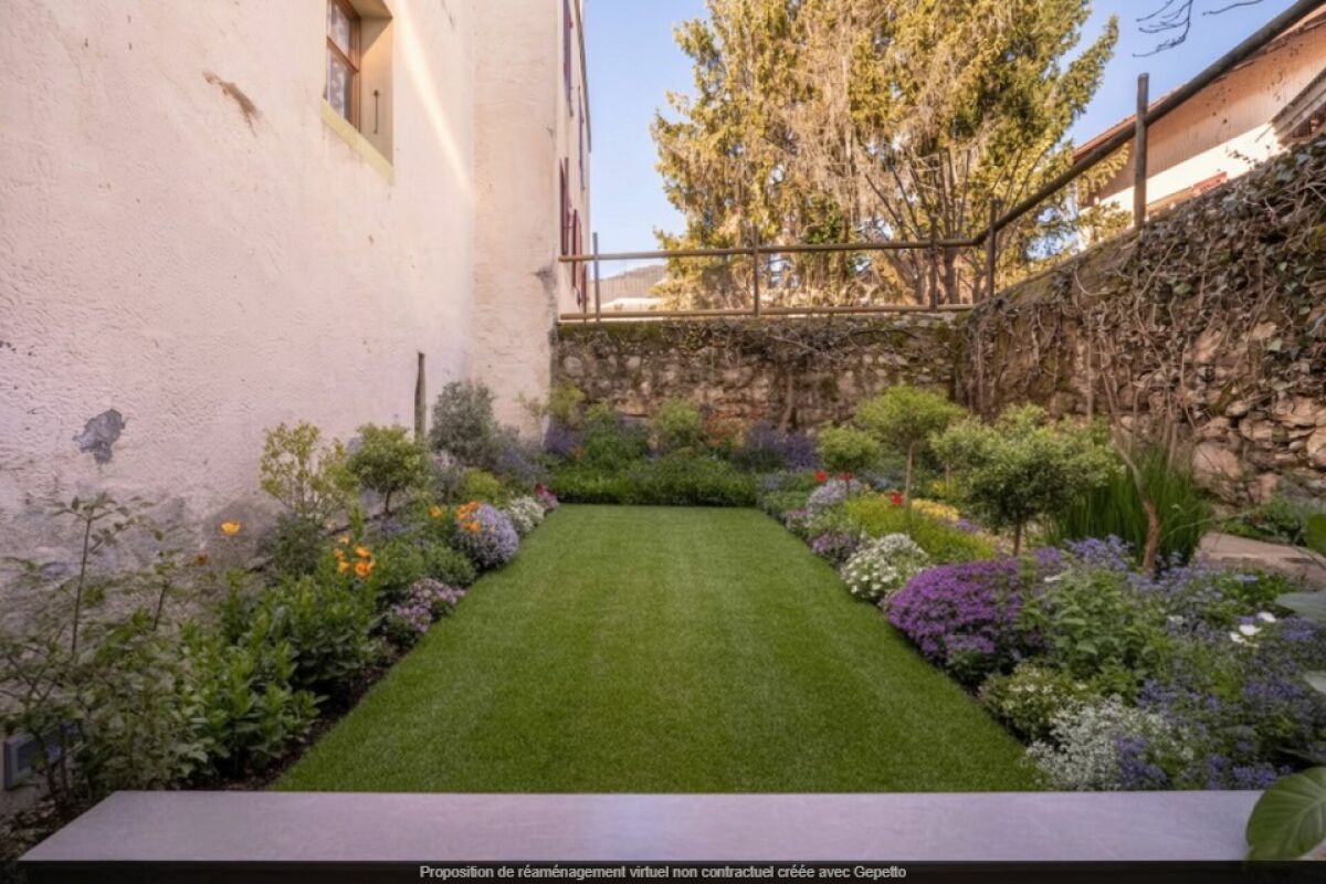 Gepflegter kleiner Garten mit Rasenstreifen