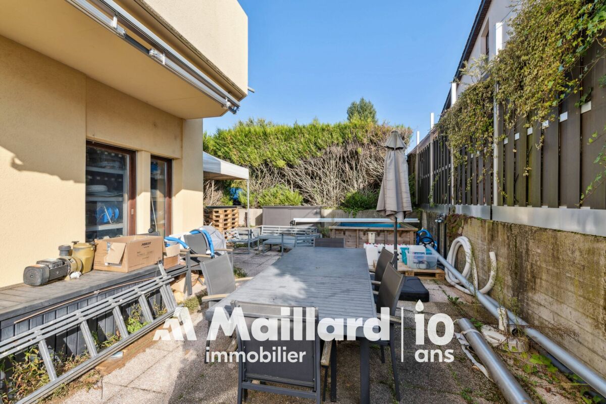 Terrasse mit Gartenmöbeln und Abstellbereich