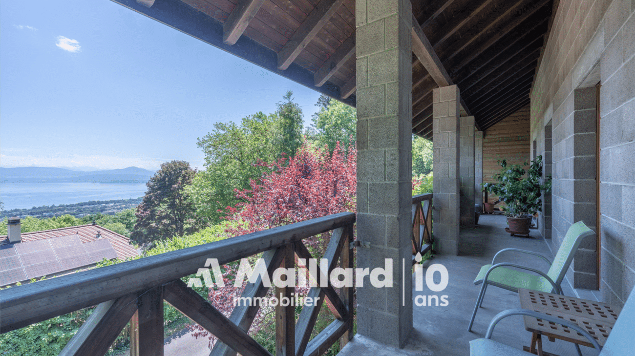 Überdachter Balkon mit Seeblick