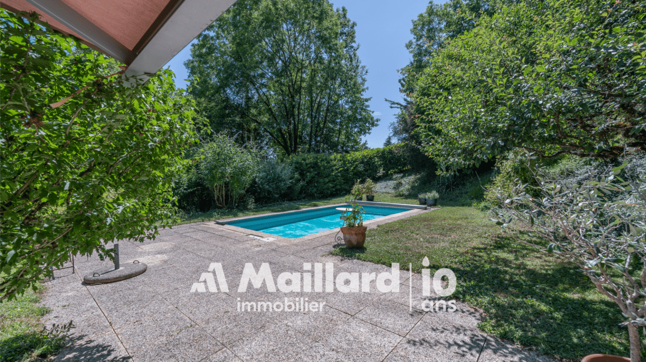 Garten mit Pool und Terrasse