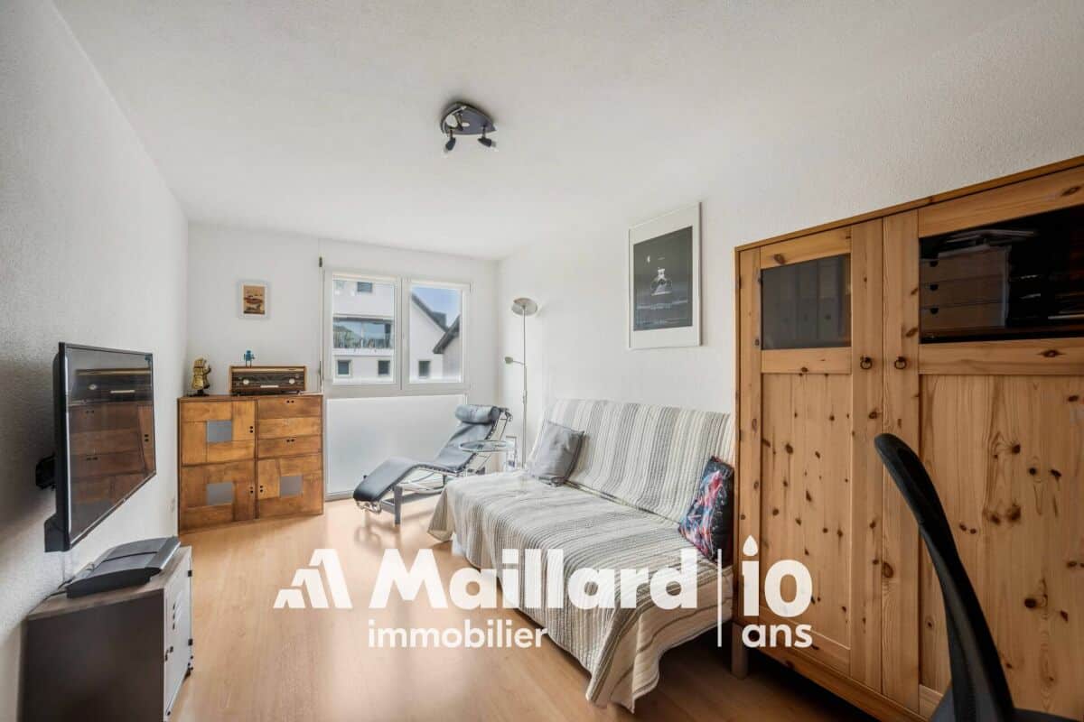 Helles Schlafzimmer mit einfacher Möblierung