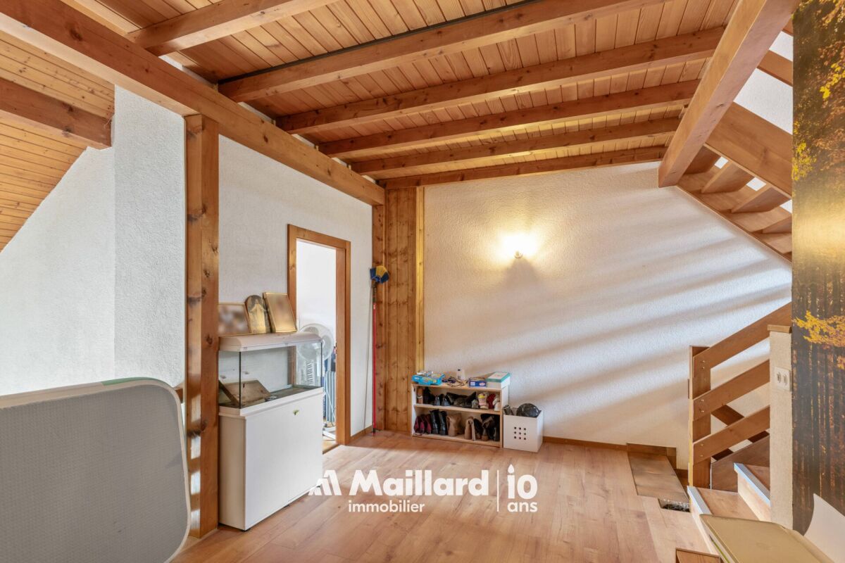 Ausgebauter Dachboden mit Holztreppe