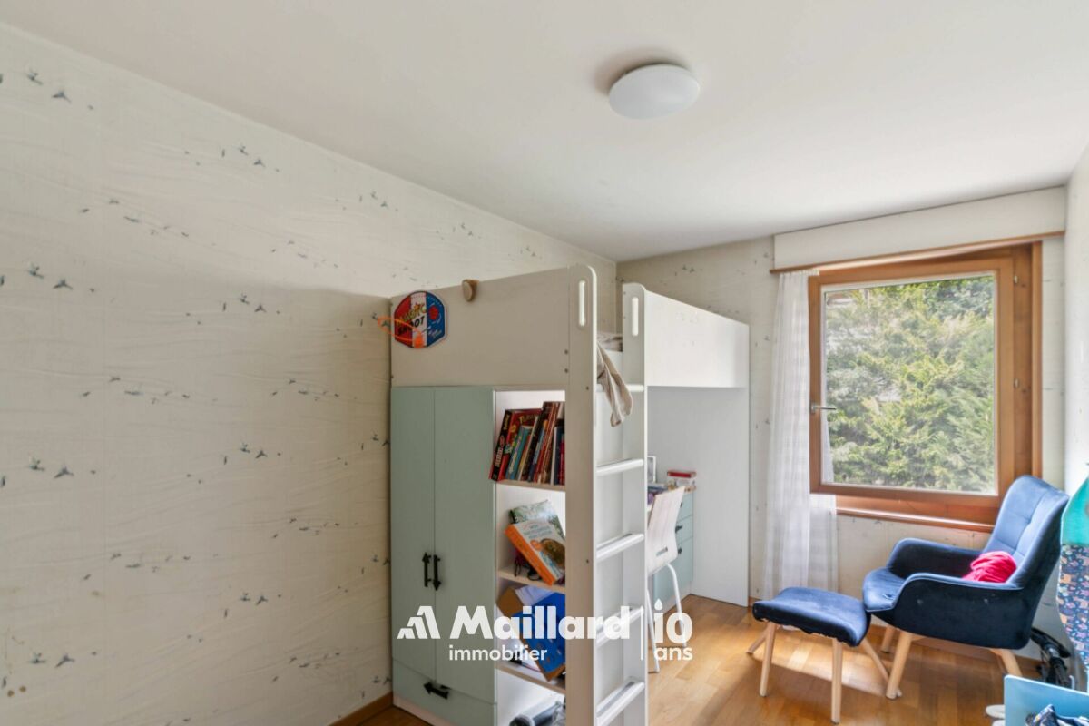Kinderzimmer mit Hochbett und Fensterblick