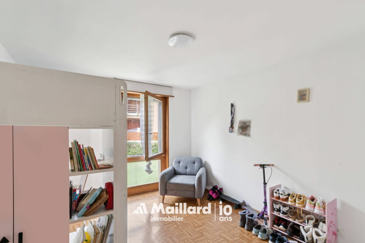 Kinderzimmer mit Fenster und Stauraum
