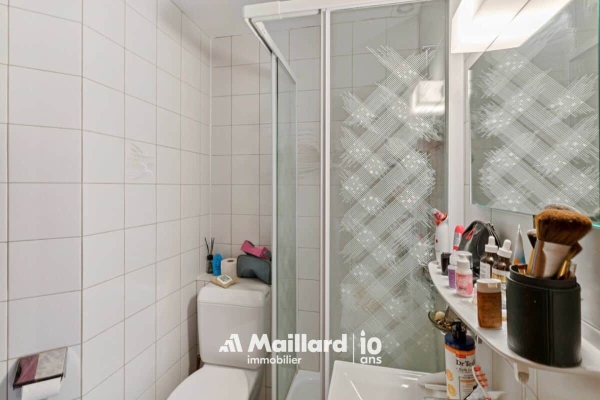 Kleines Badezimmer mit Dusche und WC