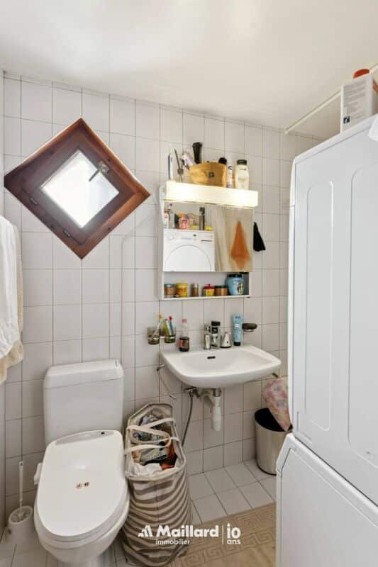 Kleines Badezimmer mit WC und Waschbecken