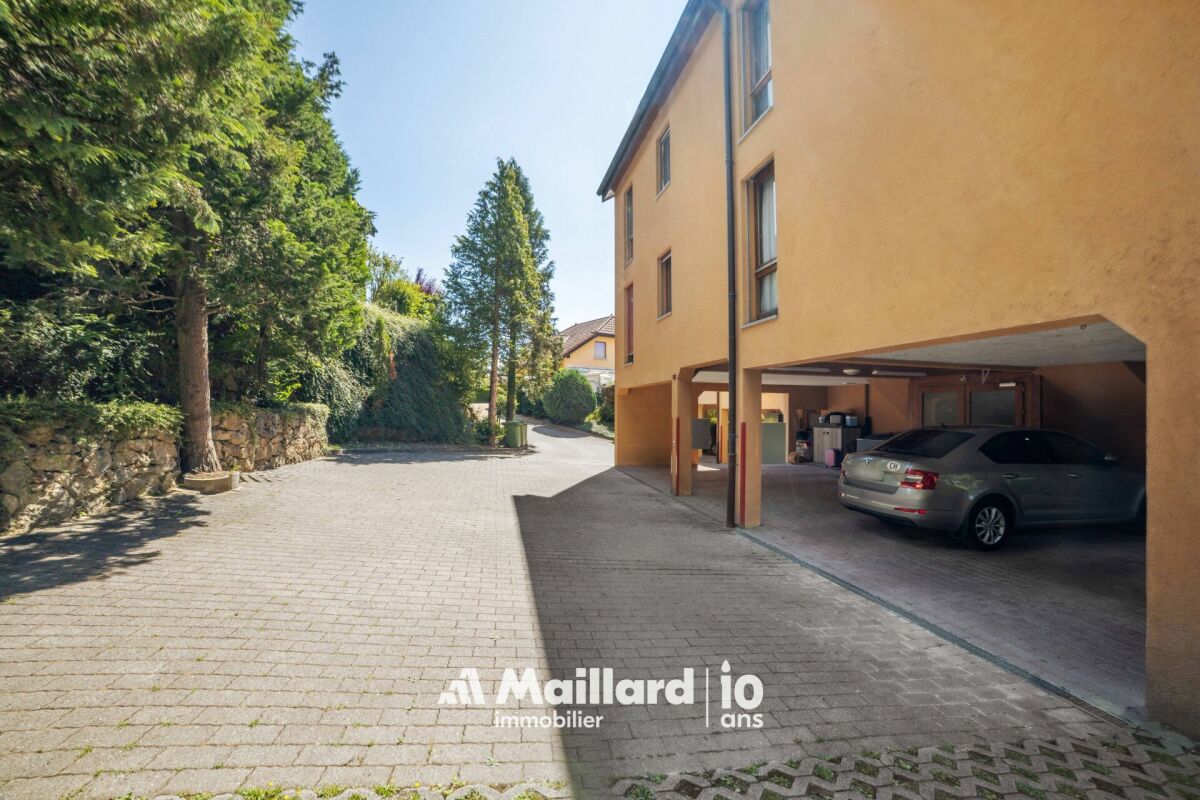 Außenbereich mit Garage und Zufahrt
