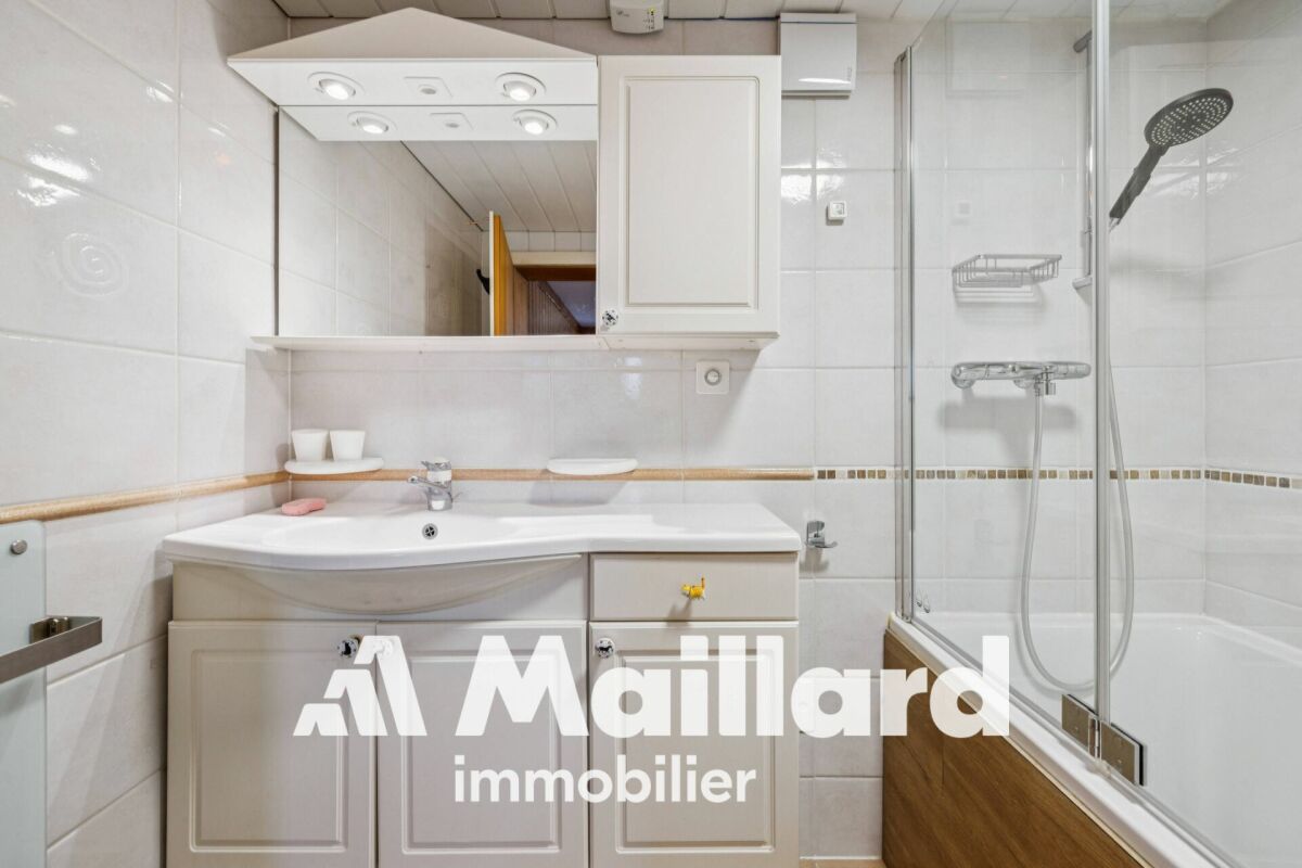 Badezimmer mit Badewanne und Waschplatz