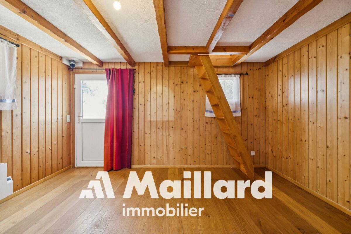Holzvertäfelter Innenraum mit Galerie-/Zwischenebenen-Charakter