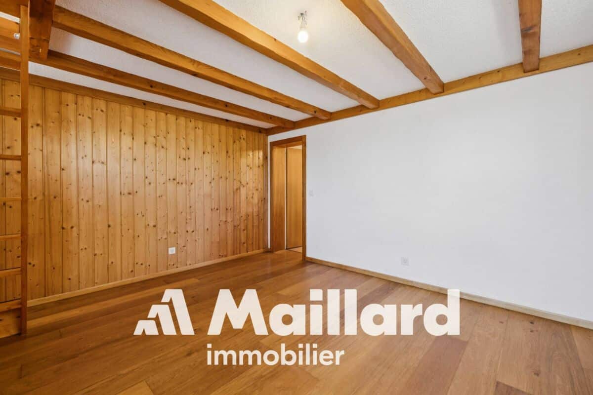 Rustikaler Raum mit Holzbalken und Holzverkleidung