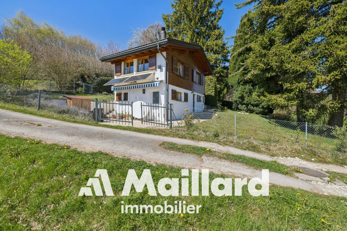 Außenansicht eines kleinen Hauses im Grünen