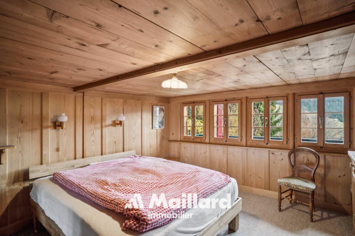 Rustikales Schlafzimmer mit Holzvertäfelung