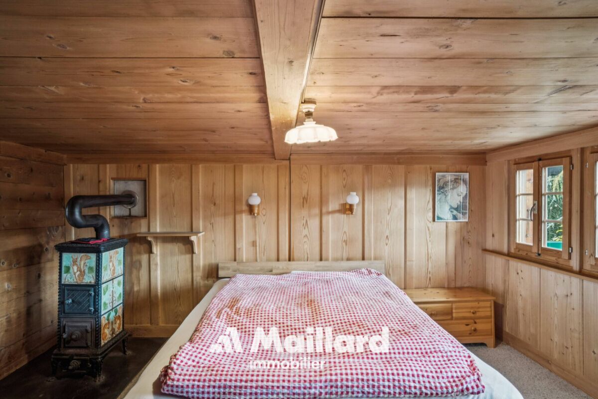 Rustikal-verkleidetes Schlafzimmer mit Ofen