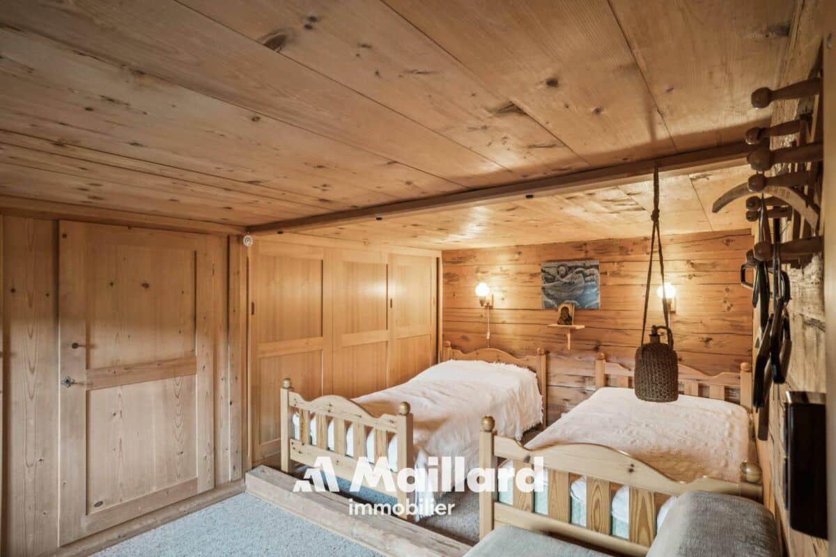 Rustikales Schlafzimmer mit viel Holz