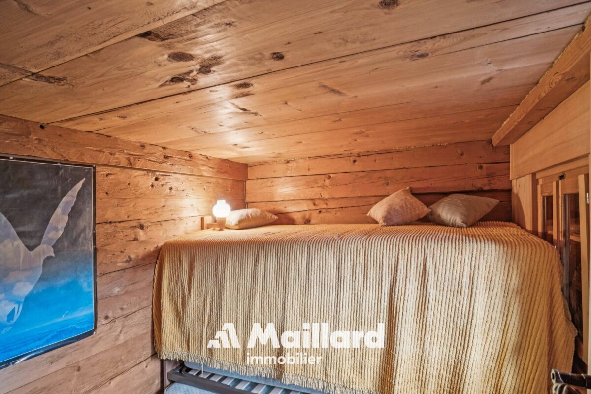 Kleine Holz-Schlafnische mit Hochbett