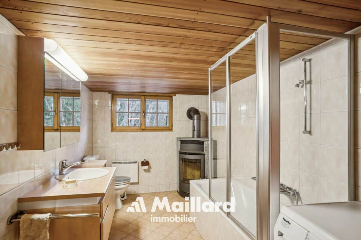 Badezimmer mit Holzdecke und Holzfenstern