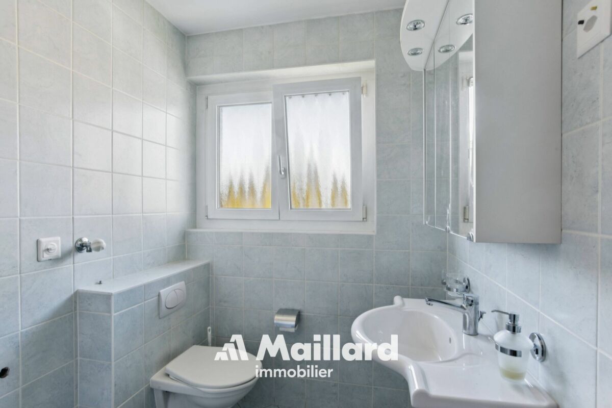Badezimmer mit WC und Waschbecken