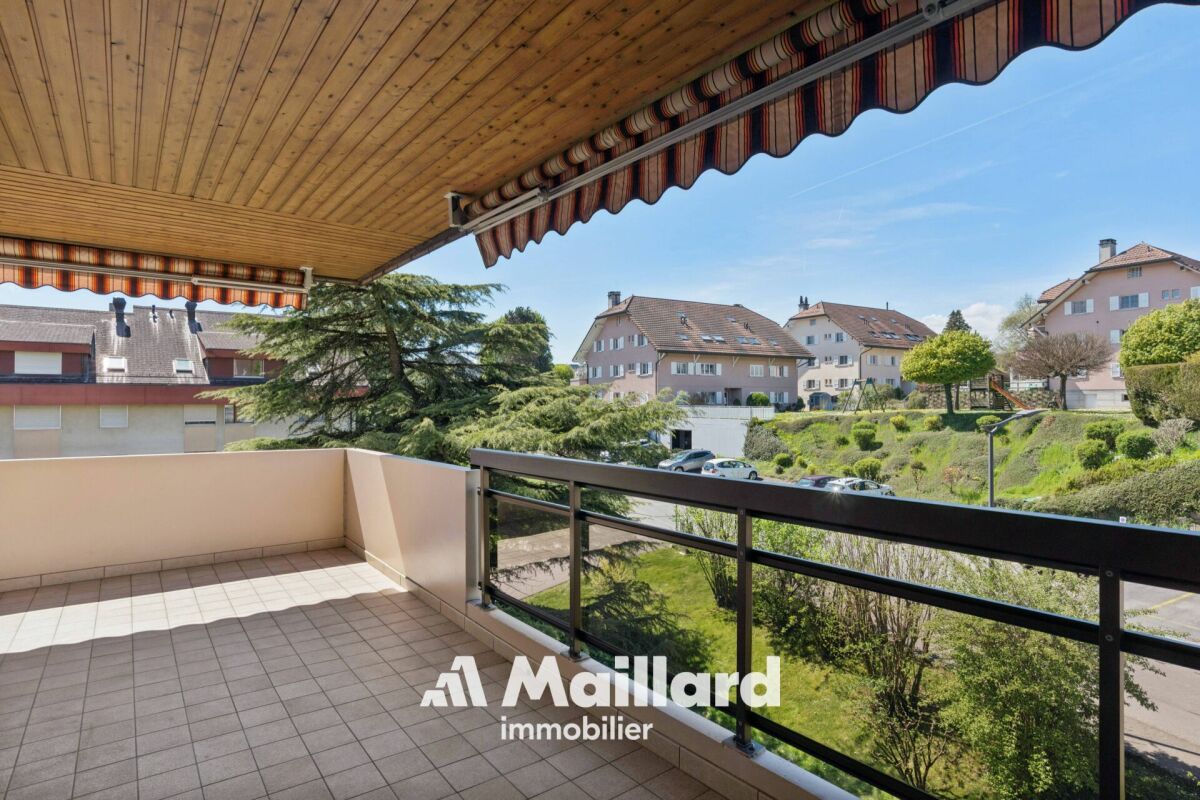 Überdachter Balkon mit Wohnumgebung
