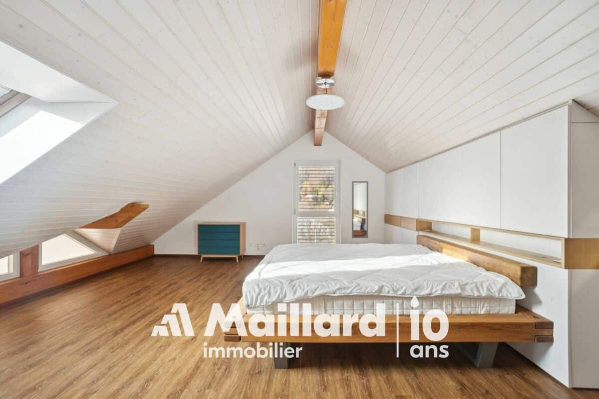 Dachgeschoss-Schlafzimmer mit Holzboden