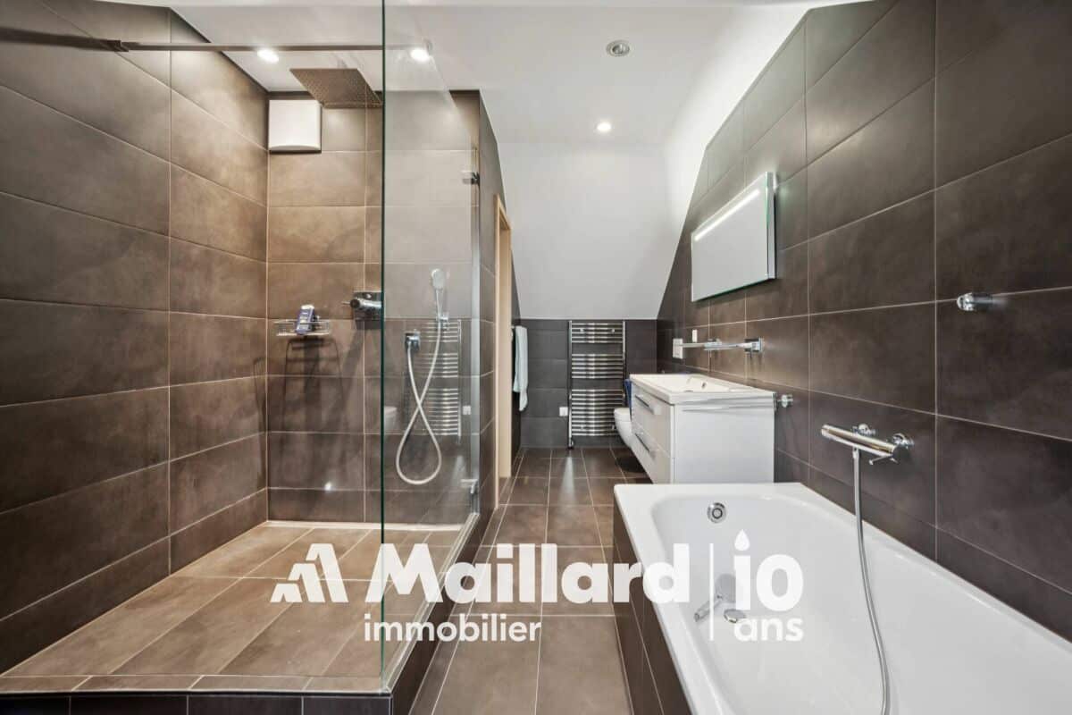 Modernes Badezimmer mit bodengleicher Dusche und Badewanne