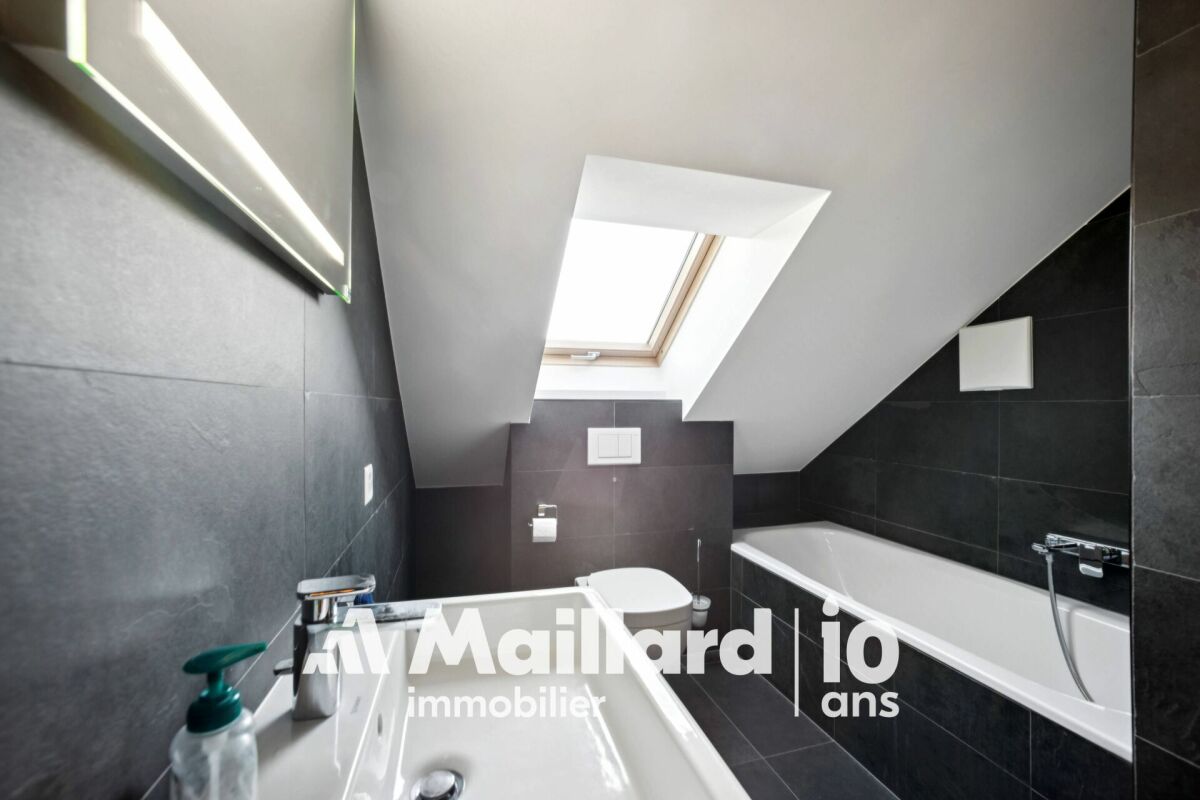 Badezimmer unterm Dach mit Badewanne