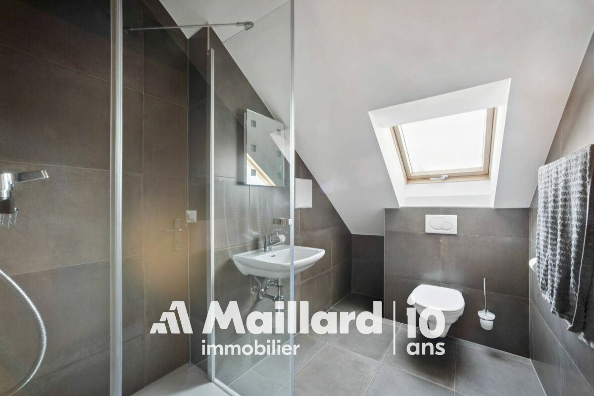Modernes Dachgeschoss-Badezimmer mit Dusche und WC
