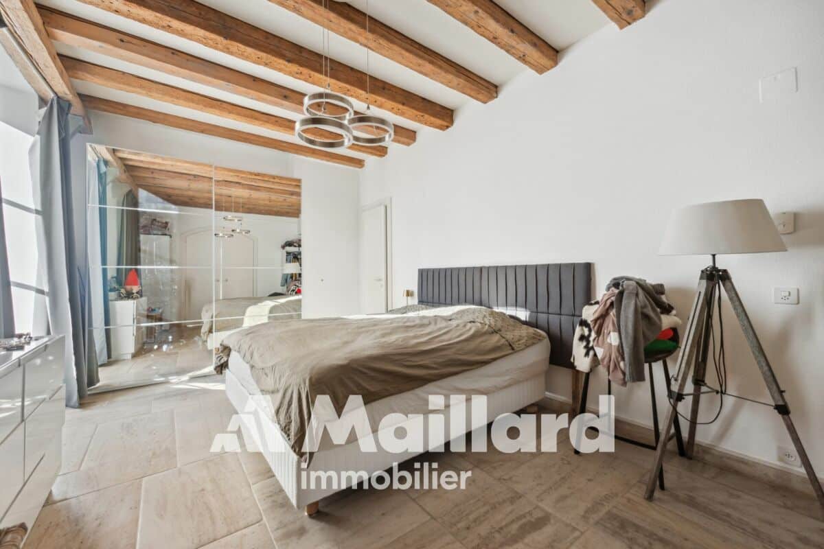 Schlafzimmer mit sichtbaren Holzbalken