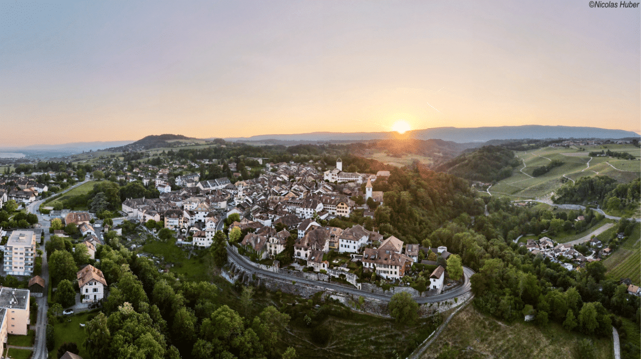 Luftaufnahme einer historischen Stadt bei Sonnenuntergang