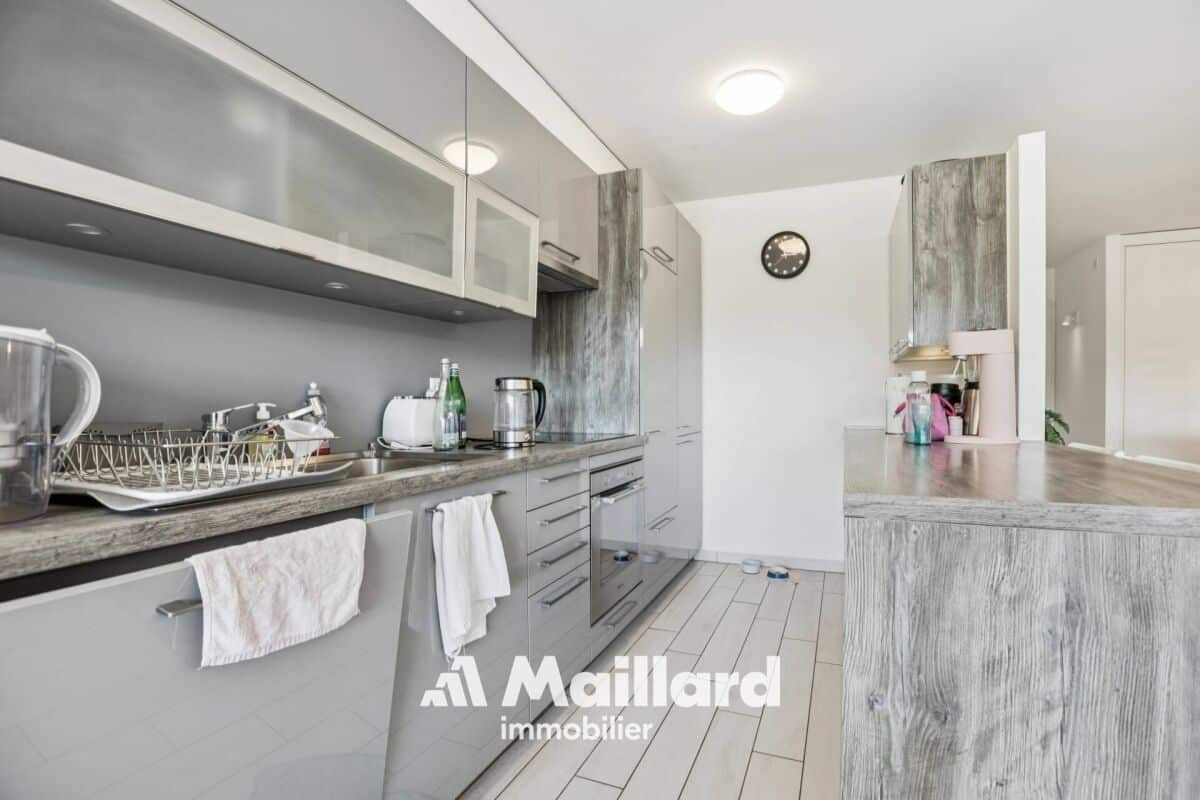 Moderne Küche mit Holzoptik und grauen Fronten