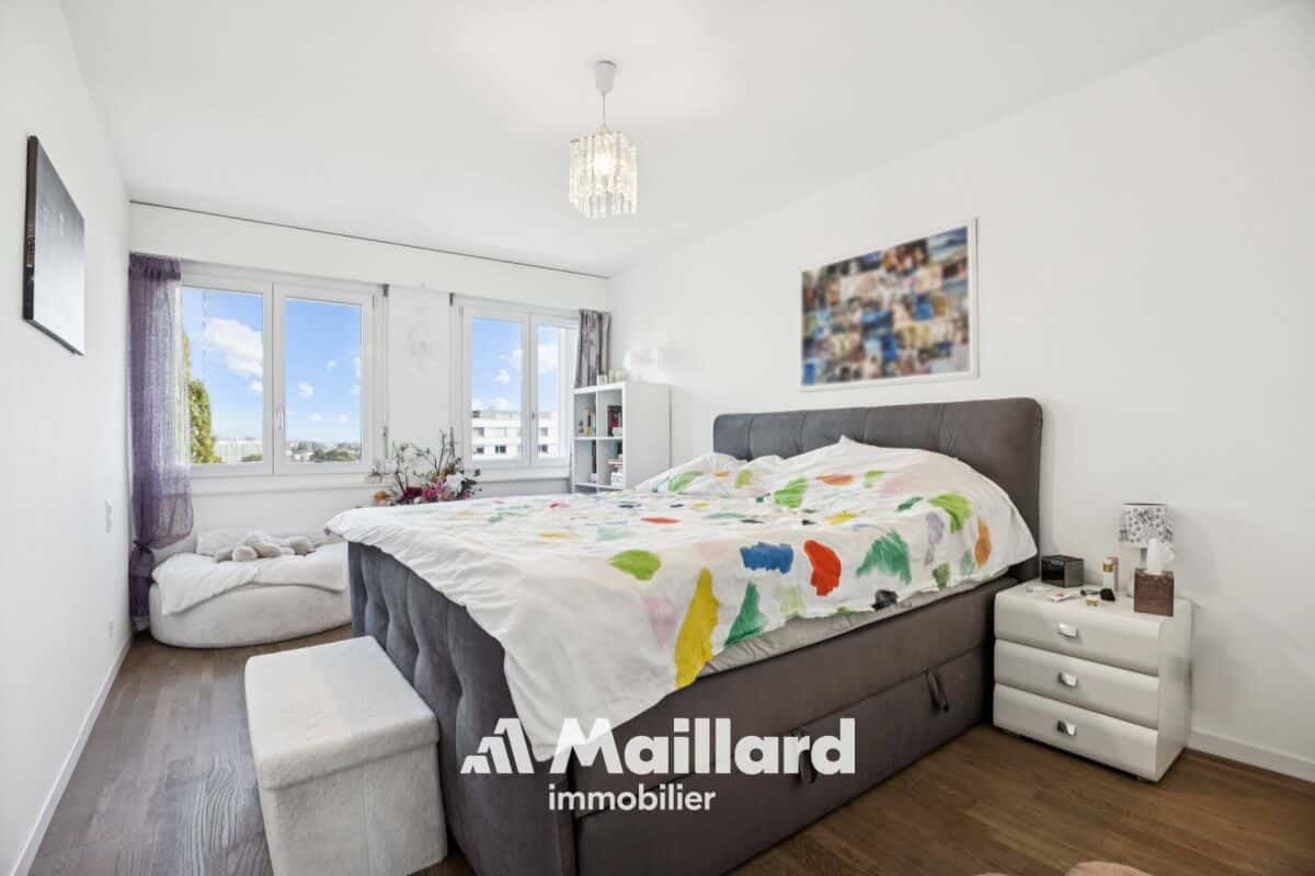 Helles Schlafzimmer mit großen Fenstern