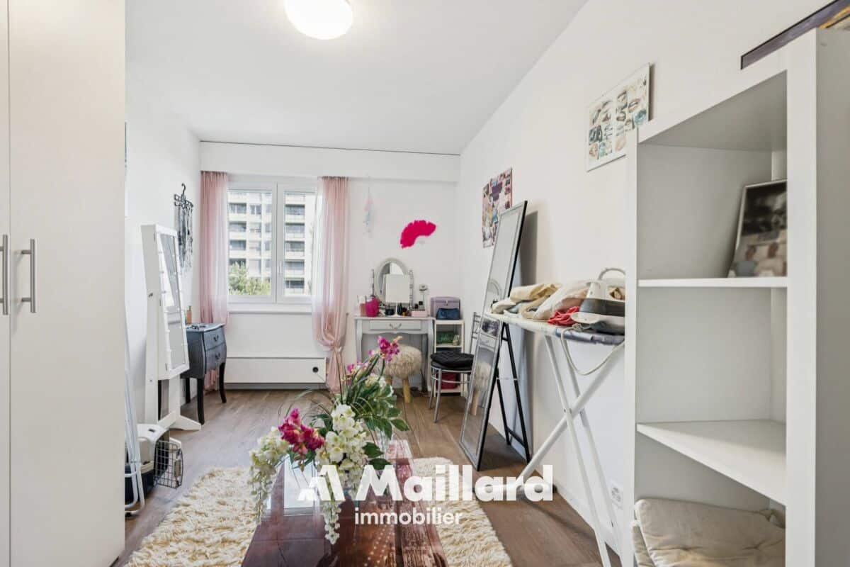Helles Schlafzimmer mit Ankleidecharakter