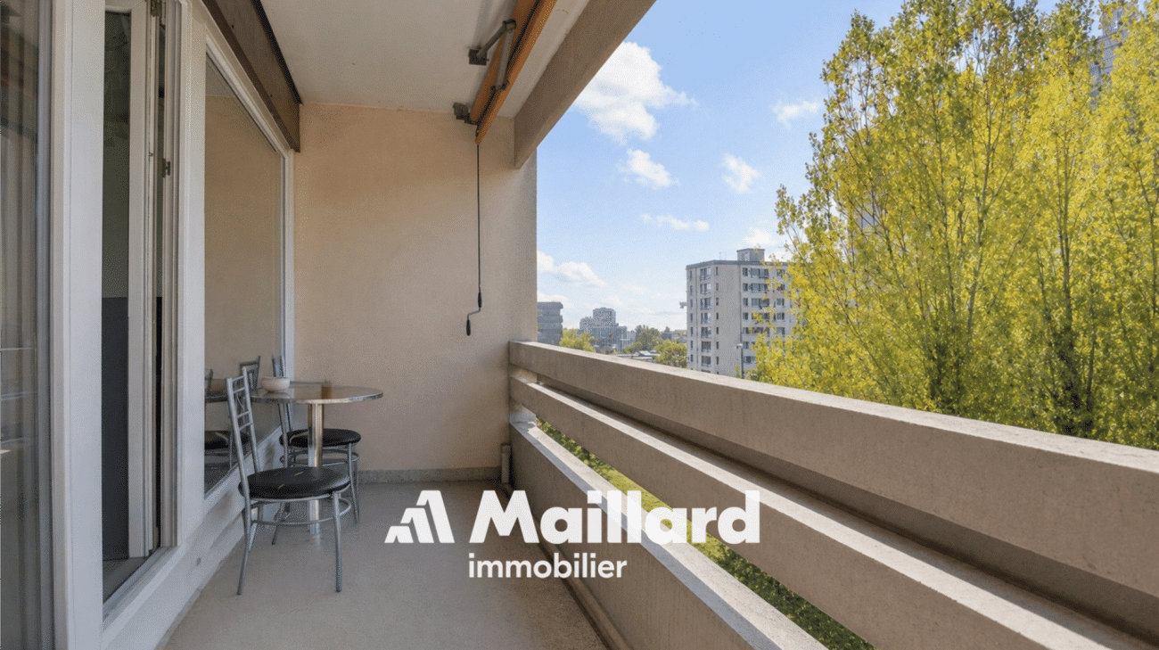 Balkon mit Sitzgruppe und Stadtblick