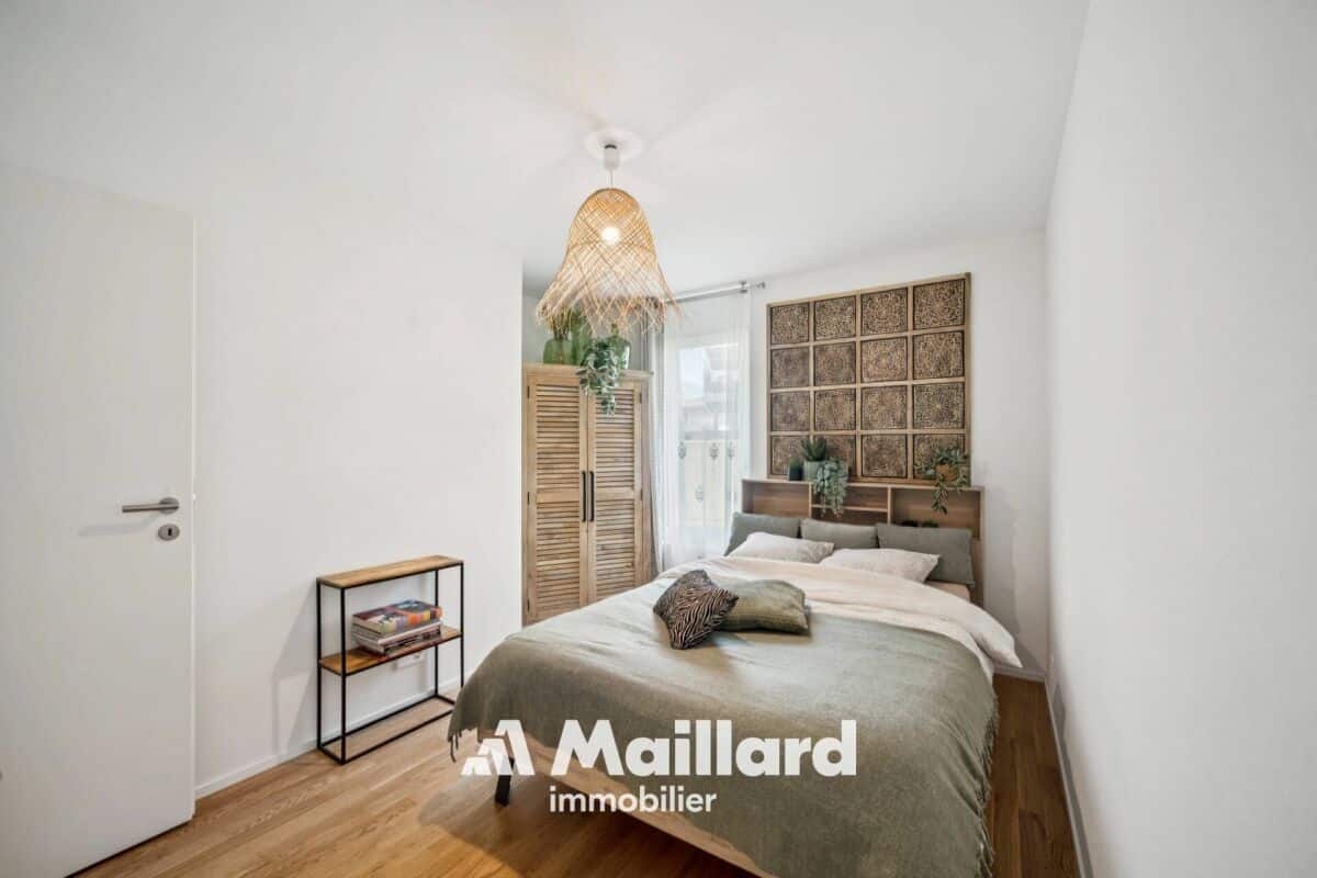 Helles Schlafzimmer mit Naturholz-Akzenten