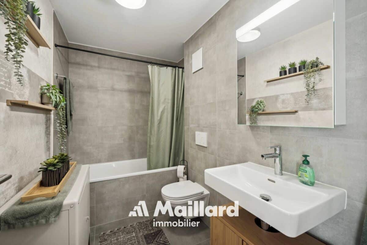 Modernes Badezimmer mit Badewanne und Waschtisch