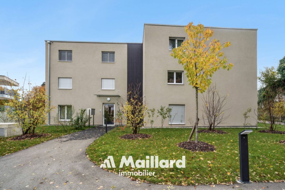 Modernes Mehrfamilienhaus mit Gartenansicht