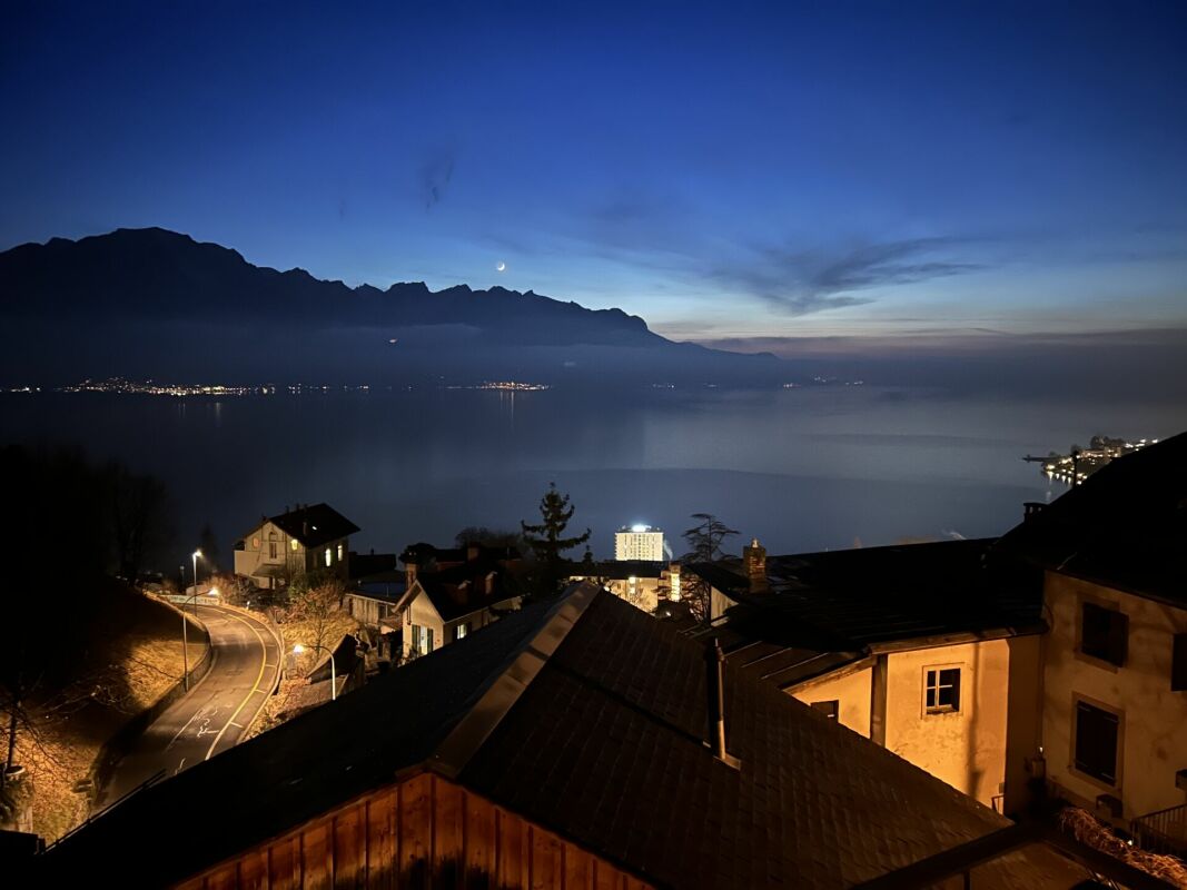 Dämmerungsblick über See und Berge