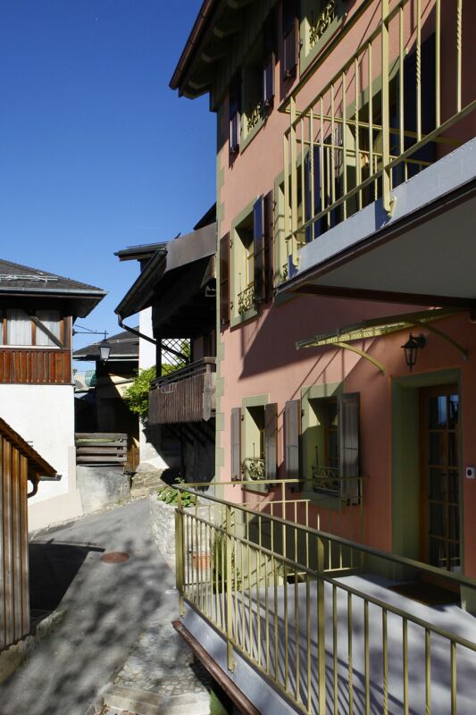Schmale Gasse mit Wohngebäuden