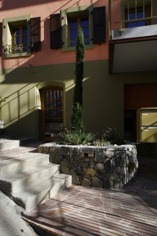 Sonniger Innenhof mit mediterraner Fassade
