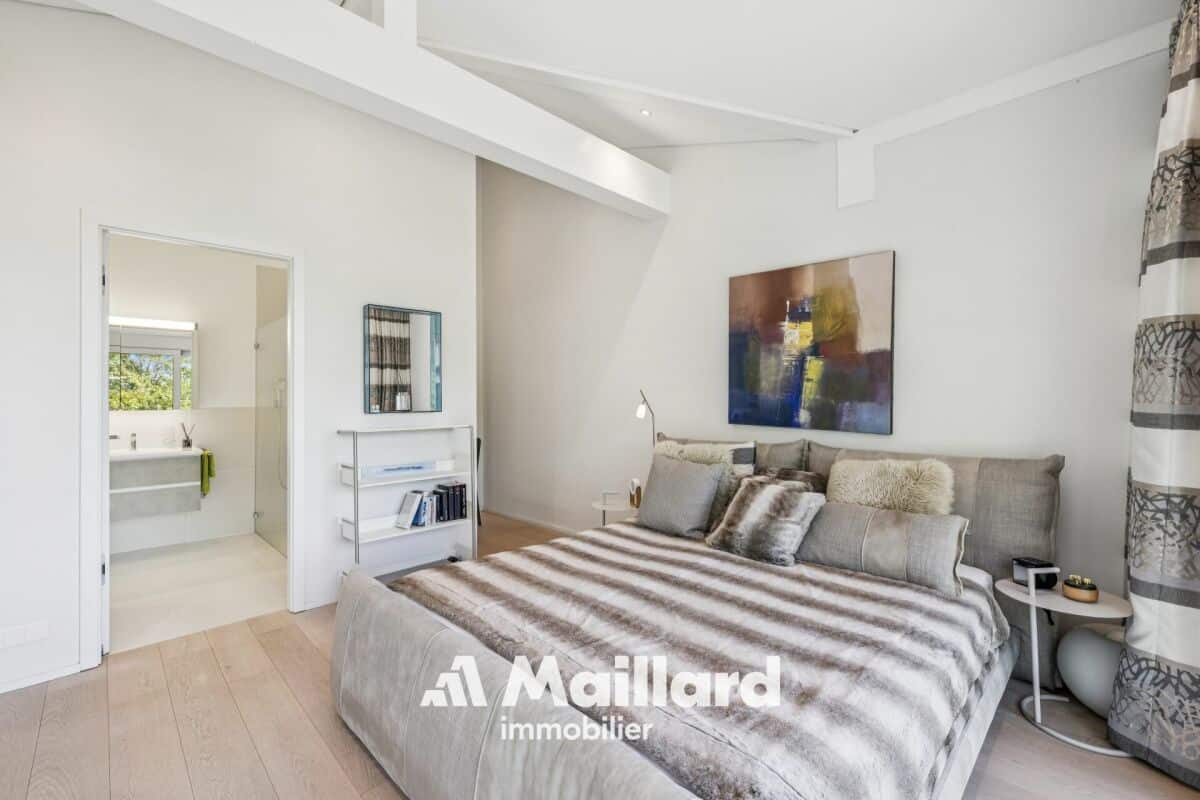 Helles Schlafzimmer mit angrenzendem Bad