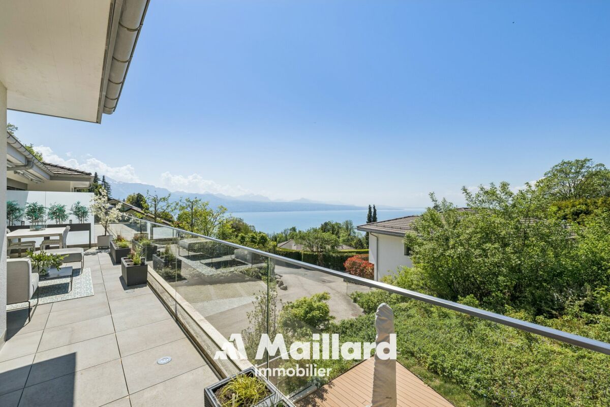 Großzügige Terrasse mit Seeblick