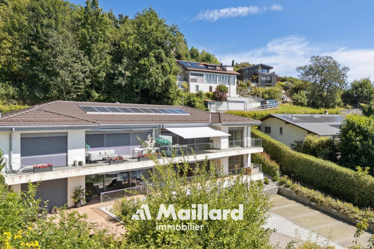 Moderne Wohnanlage mit Terrassen und Solarpanelen