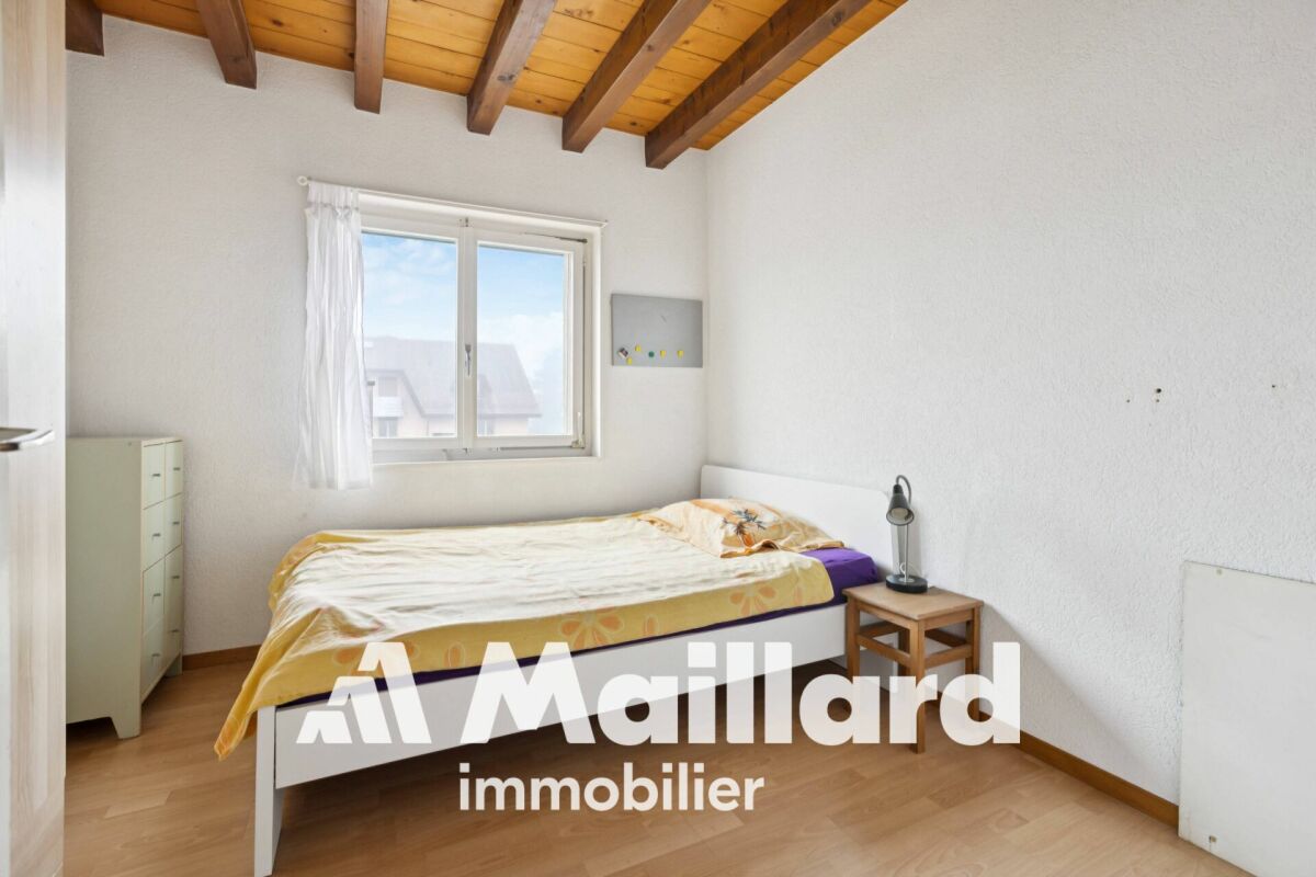 Helles Schlafzimmer mit Holzbalkendecke